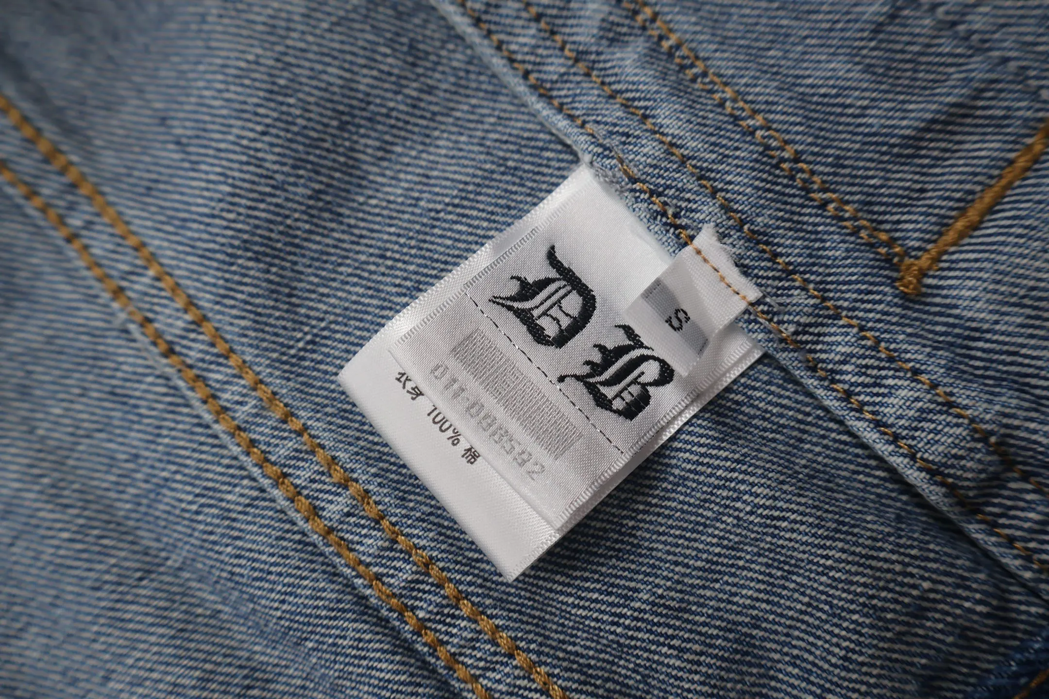 🅿️810 [Exclusive supply] CH Crow Heart Sleeve Cross-Flat Denim Jacket This denim jacket takes the brand's iconic cross element as its core, and stages a wonderful dialogue between hardcore aesthetics and street fashion on retro distressed denim fabric. Design details: the visual fantasy of Gothic symbols, the multi-dimensional expression of the cross totem: the red and white contrasting cross patches are staggered on the chest and back, making the brand more recognizable; the hollow cross pattern leather splicing on the sleeves combines the mystery of religious symbols with the punk-style deconstructed design. Every detail tells the dark aesthetics of Crowe's heart. Retro distressing with denim texture: Selected denim fabrics are treated with distressing techniques to show natural fading and texture, which not only retains the retro accent of denim items, but also adds a casual sense to the overall look. The ingenuity of hardware and tailoring: the metal buttons and hardware all have Croxin's iconic pattern, which shines with exquisite luster under the refraction of light; the neat tailoring of the classic denim jacket is suitable for a variety of wearing scenarios, and can create a strong personal style whether it is layered or worn alone. Croxin's denim jacket is not only a piece of clothing, but also a style badge that highlights unique aesthetics and rebellious attitude. For those who pursue individuality, they can leave their own hardcore mark in the fashion field. Size:S-M-L-XL